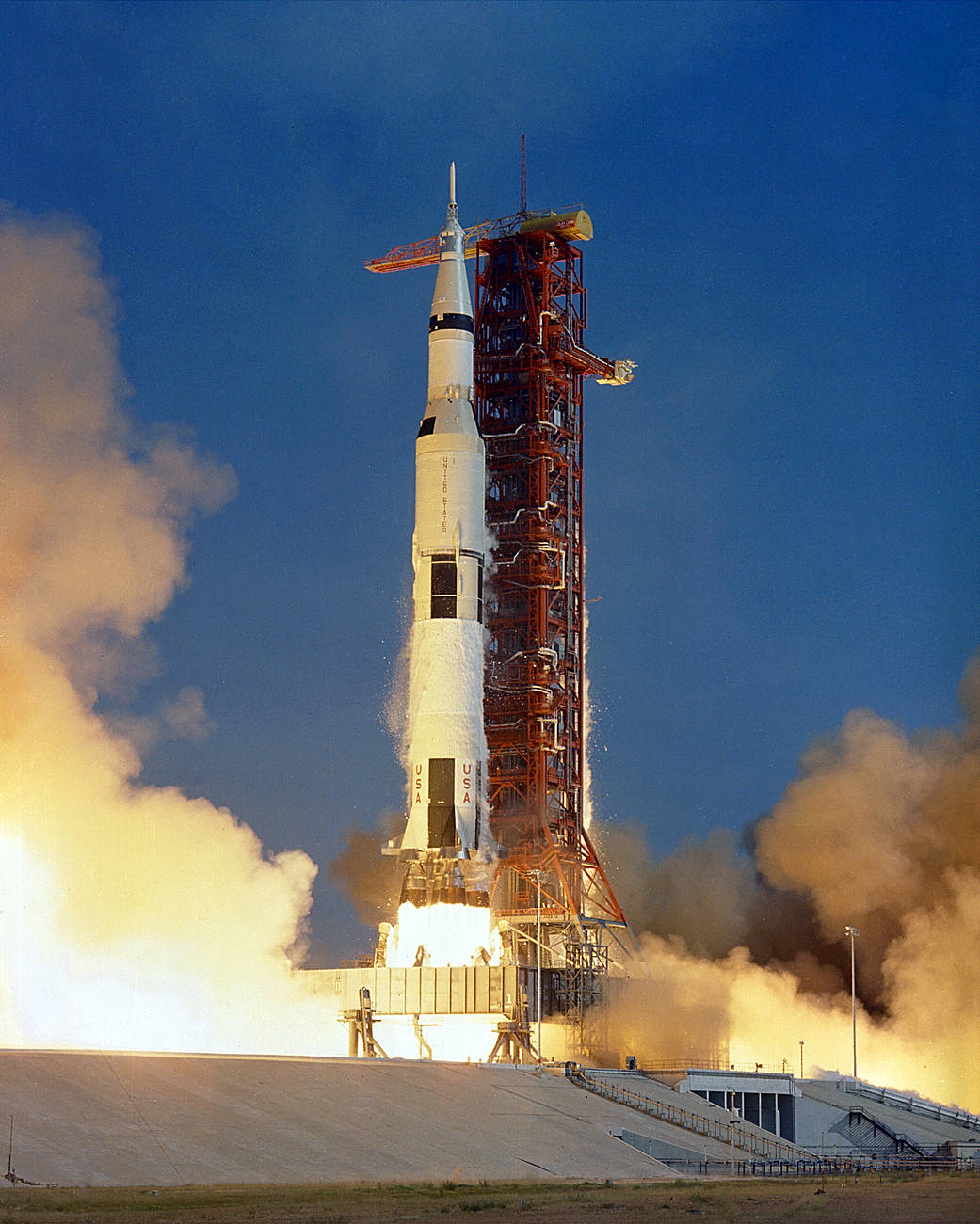 Saturn V startet Apollo 11 vom Startplatz 39A des Kennedy Space Center, 16. Juli 1969. Foto: NASA.