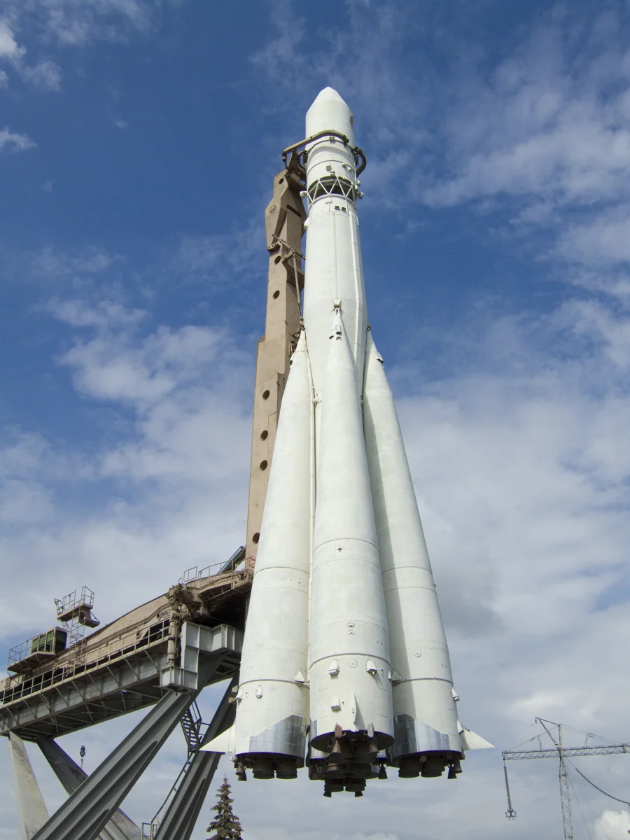 Ausgestellte Vostok-Trägerrakete im VDNKh in Moskau.