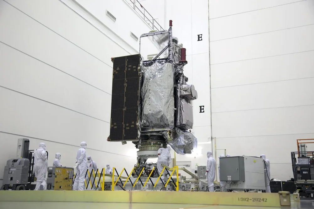 GOES-R, devenu GOES-16, pendant sa préparation au lancement en 2016. — Photographie