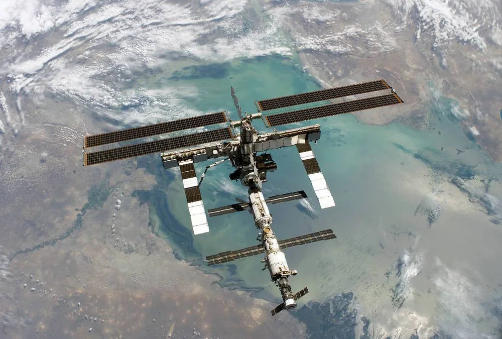 La Station spatiale internationale vue depuis Discovery lors de la mission STS-114, en 2005. — Photographie