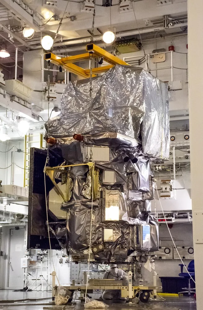 Landsat 9 pendant sa préparation au lancement, le 11 août 2021. — Photographie