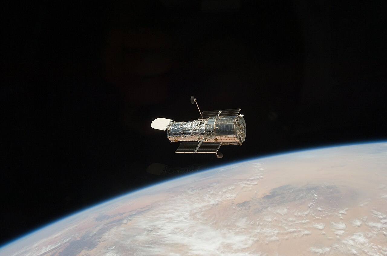 Hubble, 2009 nach der Wartung von der Raumfähre Atlantis aus fotografiert.